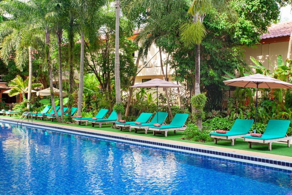 Bazén v ubytování Thanthip Beach Resort Patong nebo v jeho okolí