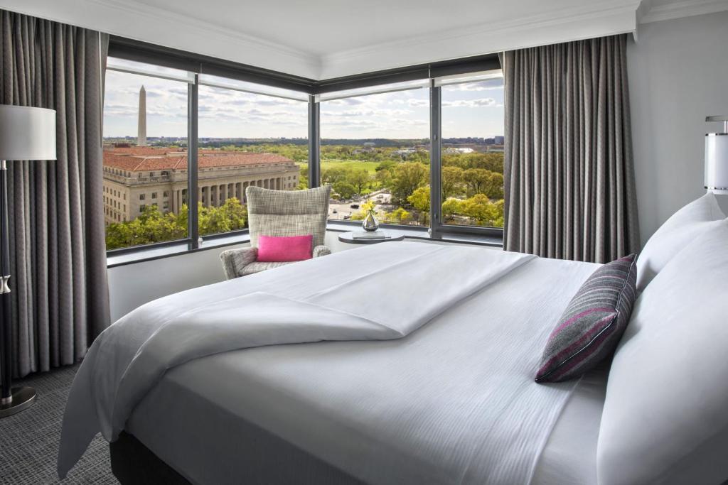 Postel nebo postele na pokoji v ubytování JW Marriott Washington, DC