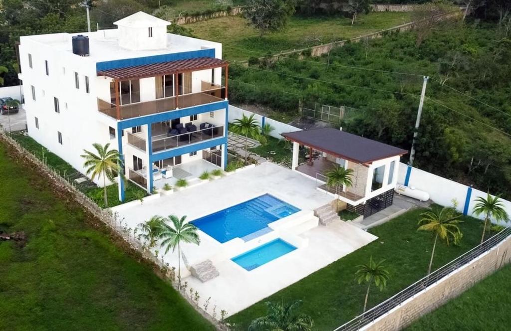 Villa Ferreira Punta Rucia near Ensenada beach في بونتا روسيا: اطلالة جوية على منزل مع مسبح