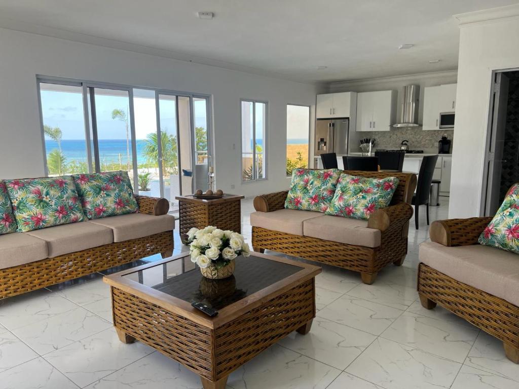 Posezení v ubytování Luxury Beach Front Villa with Private pool and stunning Ocean View!