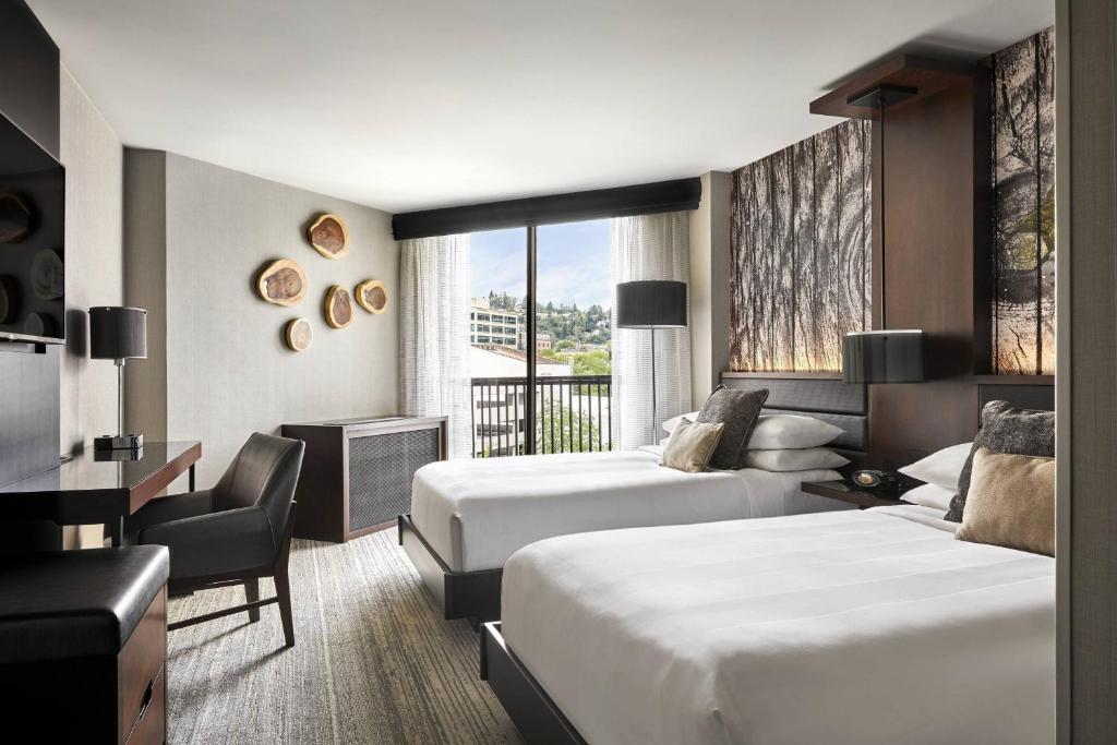 Portland Marriott Downtown Waterfront - Guest Room With Two Queen Beds And City View