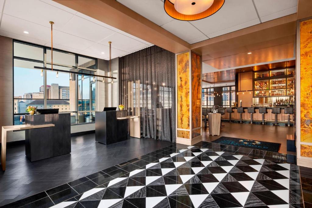 eine Lobby eines Hotels mit kariertem Boden in der Unterkunft The Oaklander Hotel, Autograph Collection in Pittsburgh