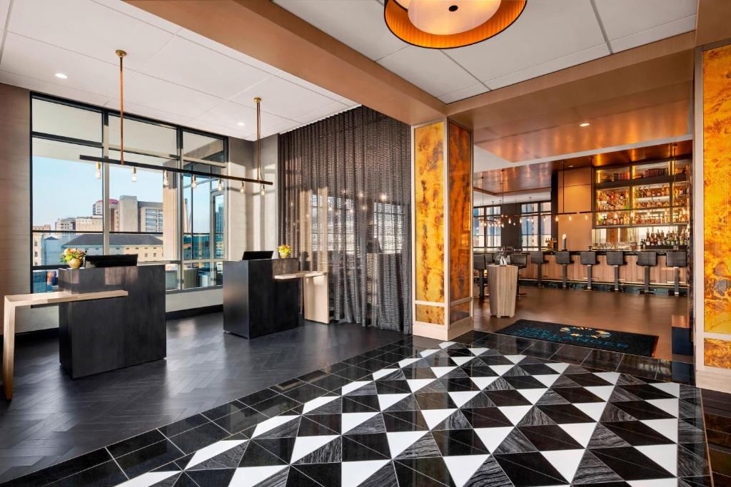 匹兹堡The Oaklander Hotel, Autograph Collection的带有 ⁇ 架的酒店大堂