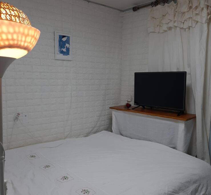 TV a/nebo společenská místnost v ubytování Sodamhang in Damyang