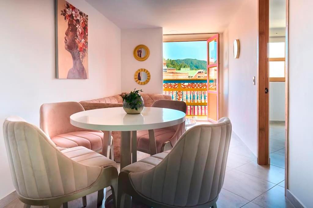Khu vực ghế ngồi tại Apartamento 202 - Vista a la Represa - 3 Habitaciones 1 Sofa Cama - Rentas Cortas Gerencial
