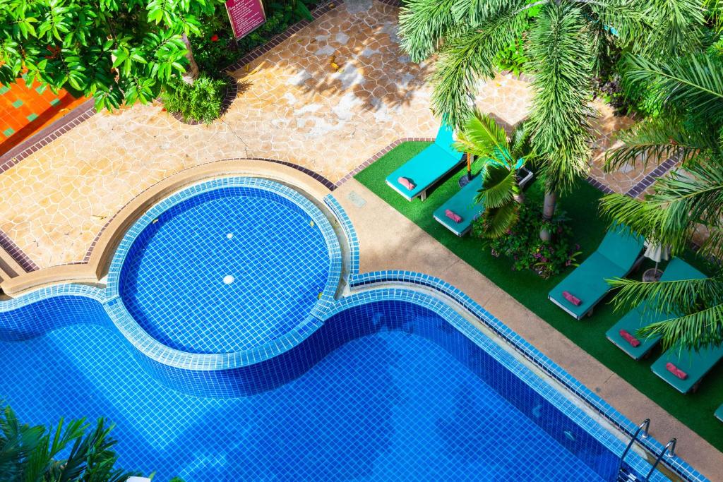 Bazén v ubytování Thanthip Beach Resort Patong nebo v jeho okolí