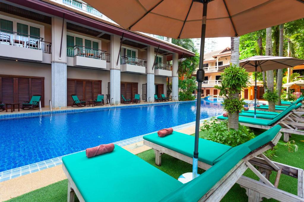 Bazén v ubytování Thanthip Beach Resort Patong nebo v jeho okolí