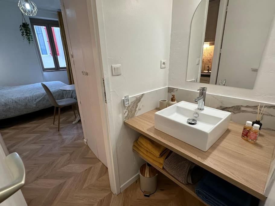 une salle de bain avec un lavabo blanc et un miroir dans l'établissement Studio Cure Thermale Dax - proche parking, à Dax