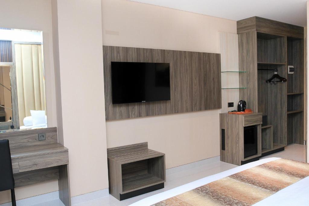 TV a/nebo společenská místnost v ubytování Eno Front One Hotel Semarang