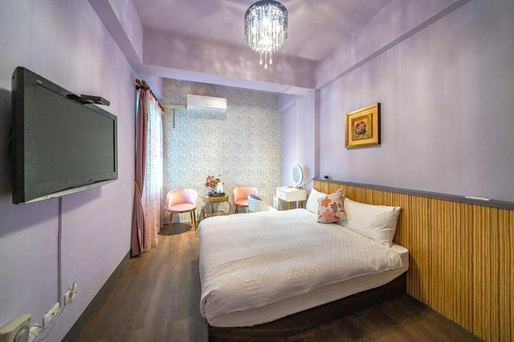 a bedroom with a bed and a flat screen tv at Sunny Homestay in Ji&#39;an