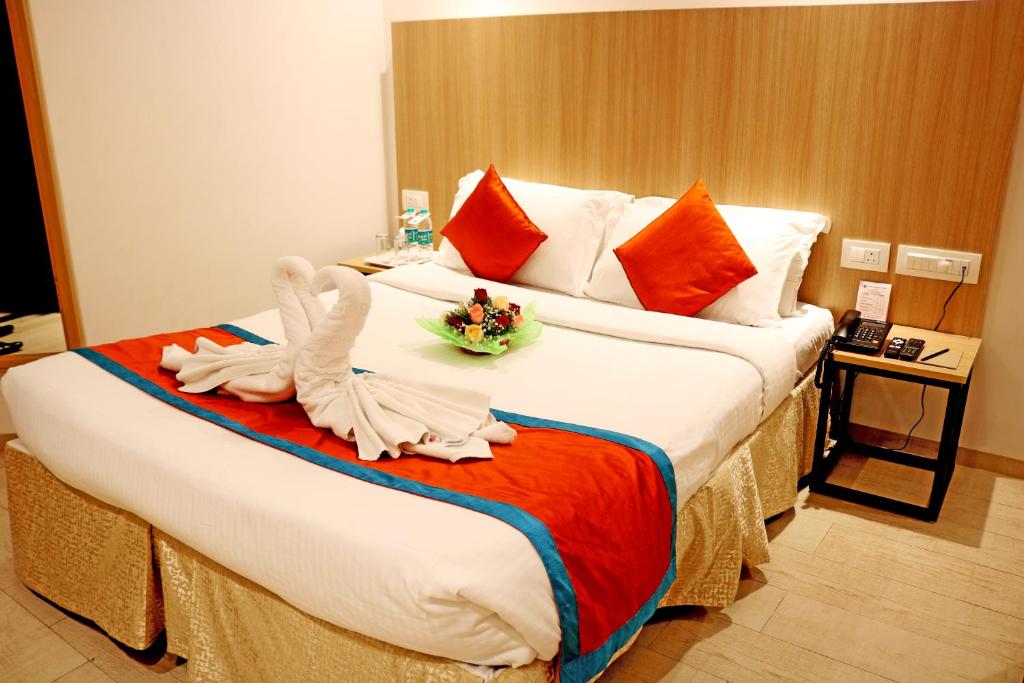 Postel nebo postele na pokoji v ubytování Ramee Guestline Tirupati