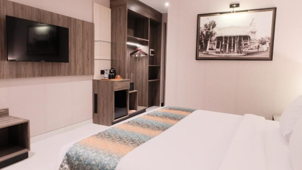 Postel nebo postele na pokoji v ubytování Eno Front One Hotel Semarang