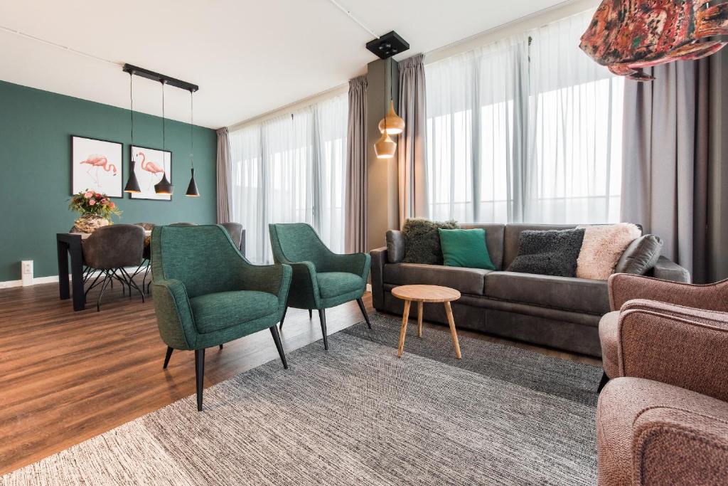 sala de estar con sofá, sillas y mesa en YAYS Amsterdam North by Numa en Ámsterdam