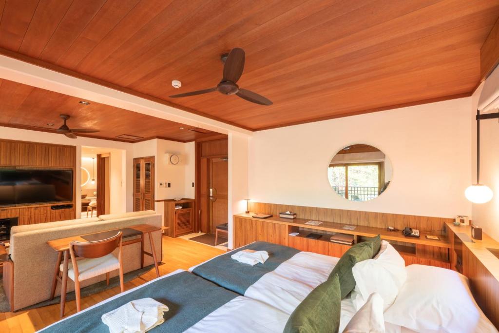 Postel nebo postele na pokoji v ubytování Sankara Hotel & Spa Yakushima