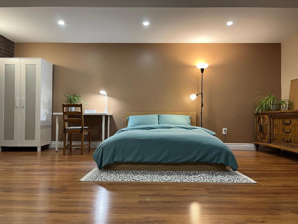 1 dormitorio con cama, escritorio y mesa en Entire Basement Apartment in Mississauga, Etobicoke, en Mississauga
