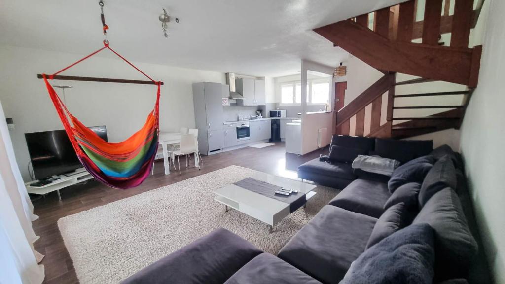 a living room with a couch and a hammock at Duplex à 2 pas de l'aéroport, proche ONU & Palexpo in Ferney-Voltaire