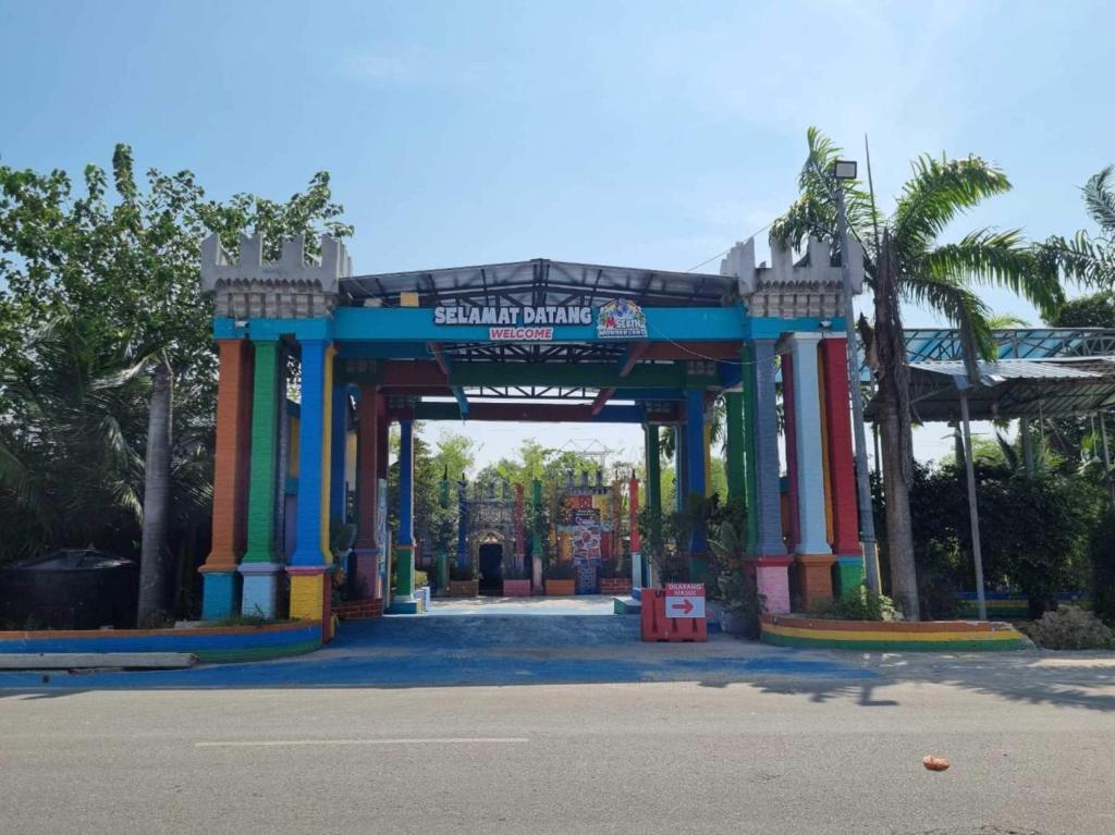 una entrada colorida a un parque de atracciones en OYO 89849 Sekin Hotel And Resort, en Kuala Selangor