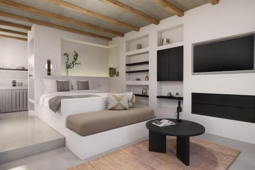 Dormitorio blanco con cama y mesa en Seascape, apartment with sea view 2 en Áno Meriá