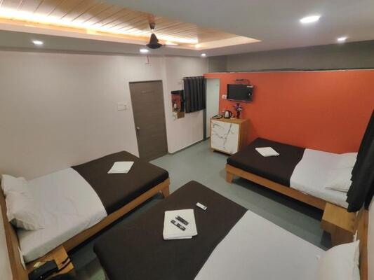 Hotel Shivansh Executive - 6-Bed Mixed Dormitory Room