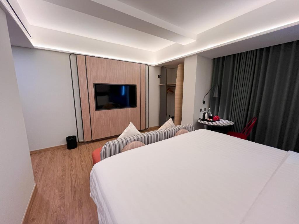 TV a/nebo společenská místnost v ubytování Luminor Hotel Legian Seminyak - Bali