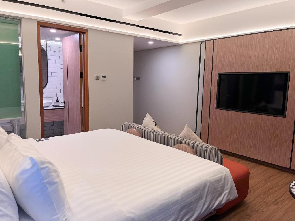 TV a/nebo společenská místnost v ubytování Luminor Hotel Legian Seminyak - Bali