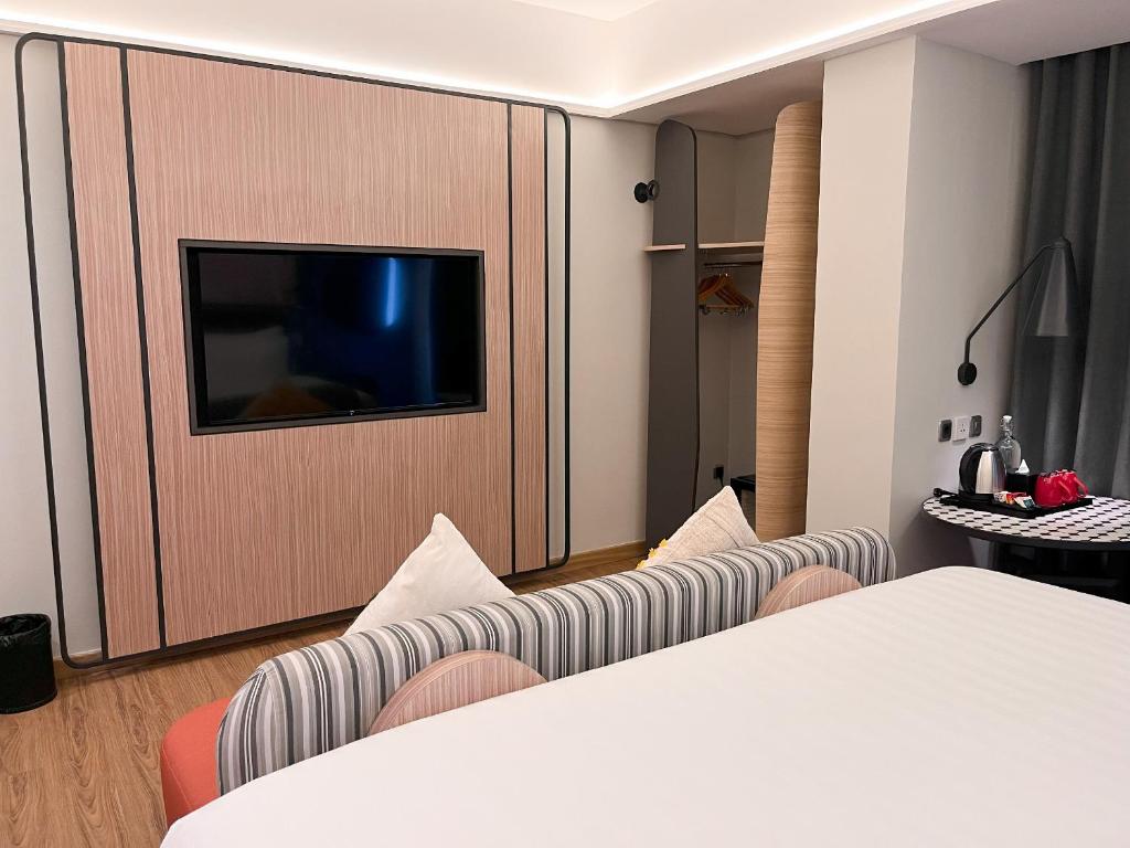 TV a/nebo společenská místnost v ubytování Luminor Hotel Legian Seminyak - Bali