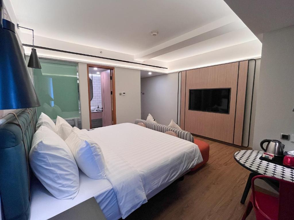 Postel nebo postele na pokoji v ubytování Luminor Hotel Legian Seminyak - Bali