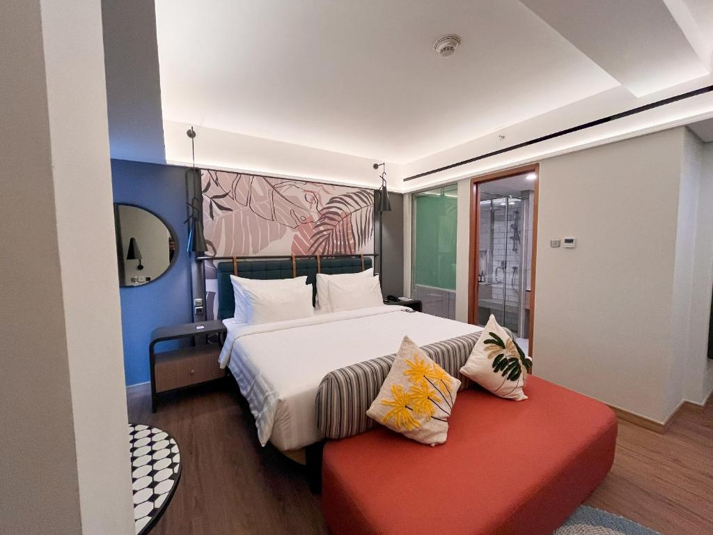 Postel nebo postele na pokoji v ubytování Luminor Hotel Legian Seminyak - Bali