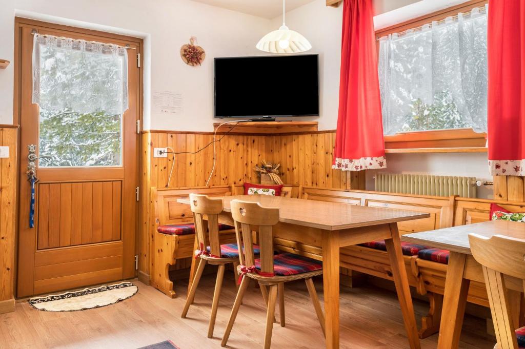 Μια τηλεόραση ή/και κέντρο ψυχαγωγίας στο Appartamento Borésc