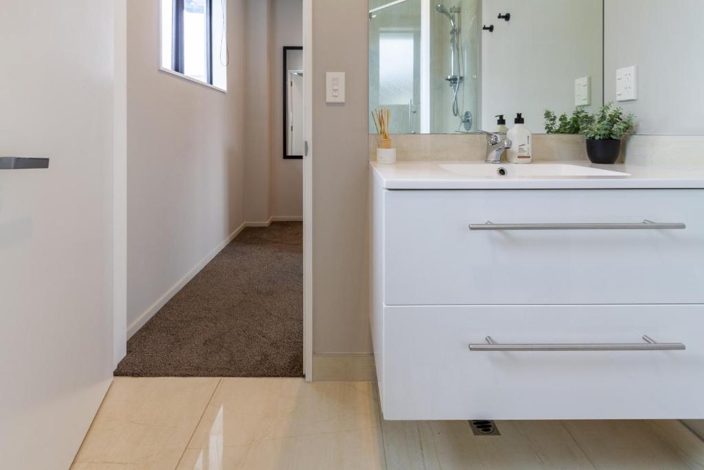 Latimer Square Luxe: 1BR w/ Sofa Bed - Resim 2