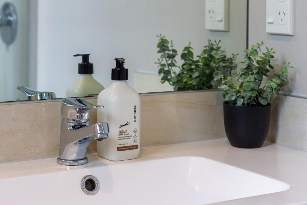 Latimer Square Luxe: 1BR w/ Sofa Bed - Resim 6