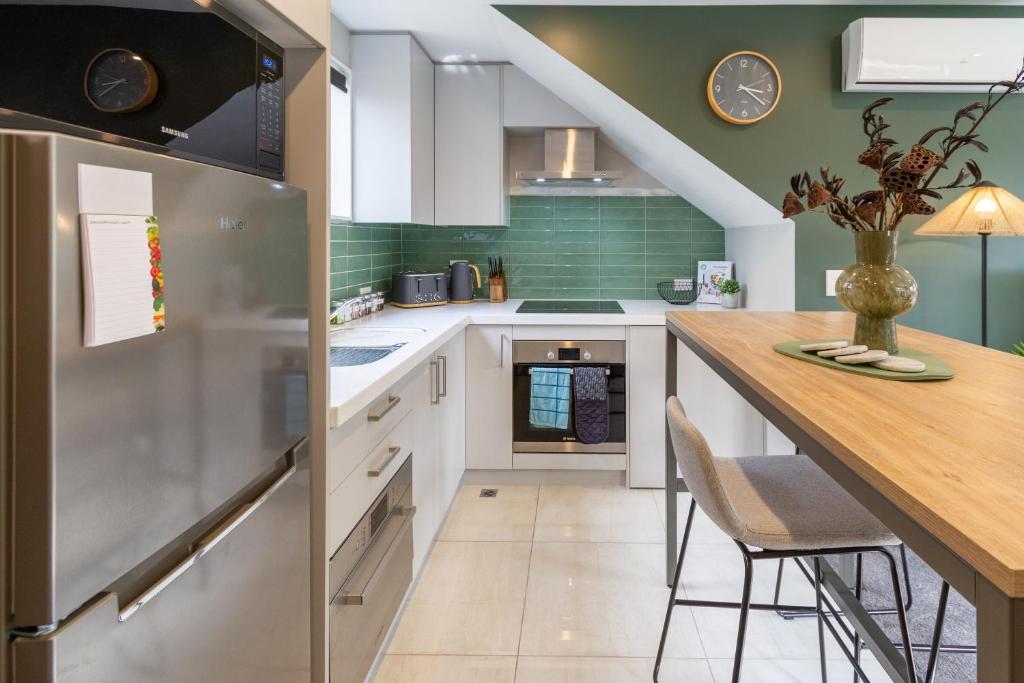 Latimer Square Luxe: 1BR w/ Sofa Bed - Resim 19