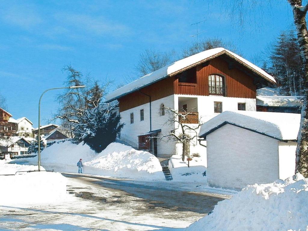 un bâtiment avec de la neige sur le côté d'une rue dans l'établissement Comfortable apartment in Zenting in Lower Bavaria, à Zenting