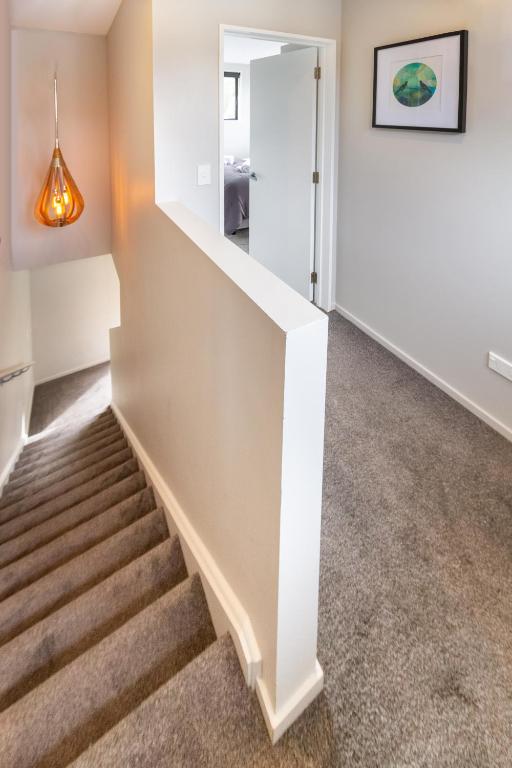 Latimer Square Luxe: 1BR w/ Sofa Bed - Resim 24