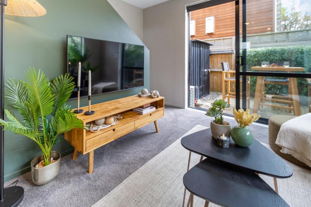 Latimer Square Luxe: 1BR w/ Sofa Bed - Resim 4