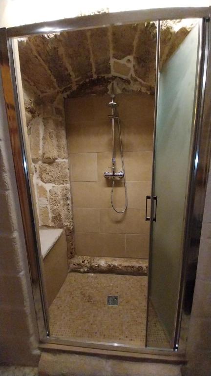 Koupelna v ubytování DOMUS CESARE - dimora storica totalmente in pietra nel cuore del centro storico con cabina doccia pietra in camera e zona relax esterna-historic residence entirely made of stone in the heart of the historic center with stone shower cabin in the room