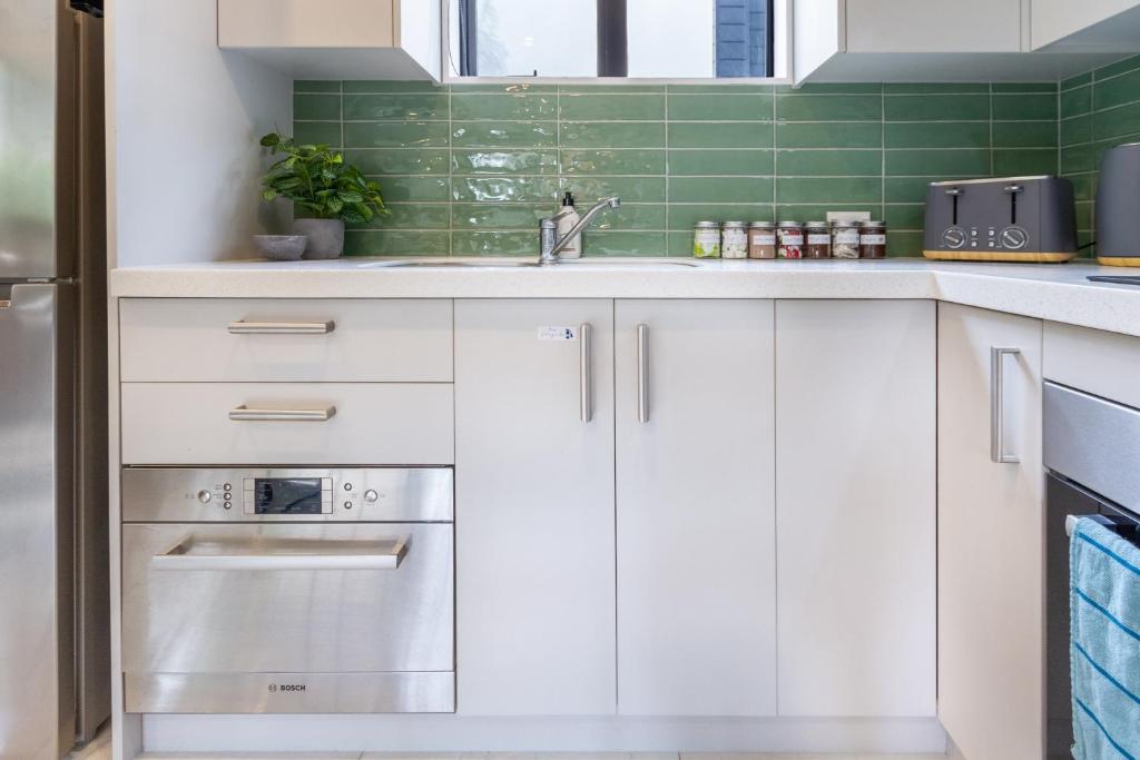 Latimer Square Luxe: 1BR w/ Sofa Bed - Resim 22