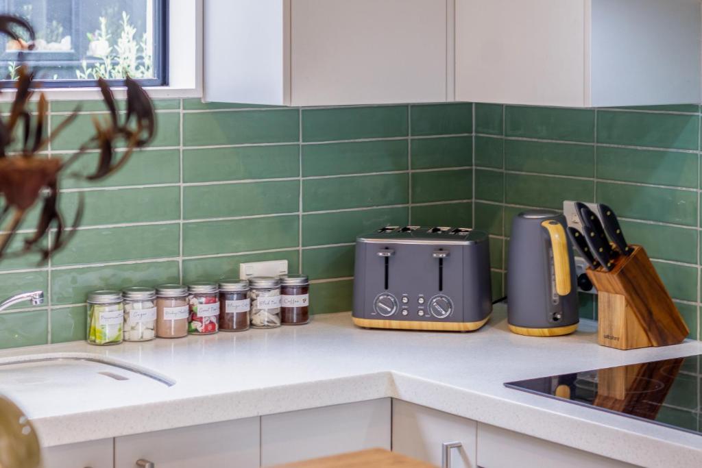 Latimer Square Luxe: 1BR w/ Sofa Bed - Resim 21