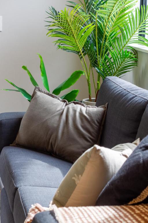 Latimer Square Luxe: 1BR w/ Sofa Bed - Resim 29