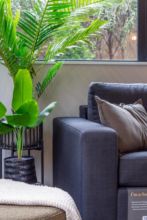 Latimer Square Luxe: 1BR w/ Sofa Bed - Resim 13