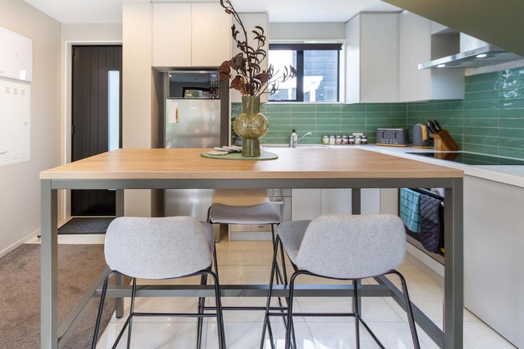 Latimer Square Luxe: 1BR w/ Sofa Bed - Resim 9