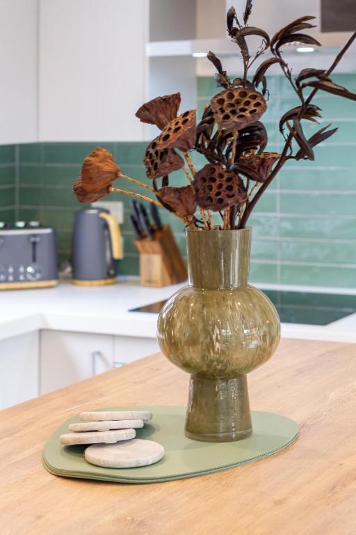 Latimer Square Luxe: 1BR w/ Sofa Bed - Resim 18