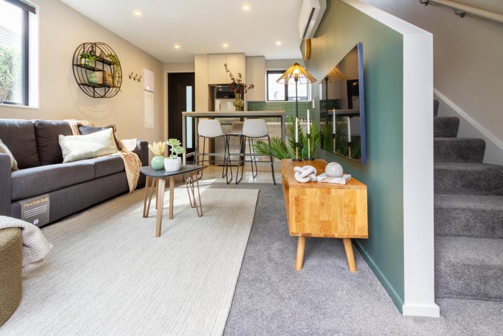 Latimer Square Luxe: 1BR w/ Sofa Bed - Resim 3