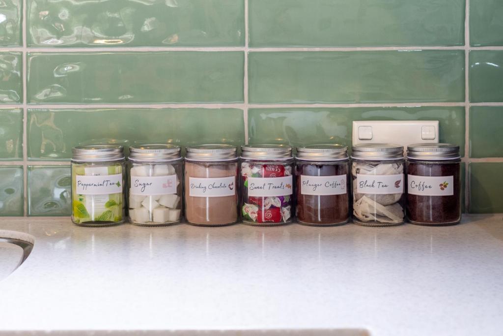 Latimer Square Luxe: 1BR w/ Sofa Bed - Resim 20