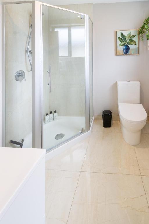 Latimer Square Luxe: 1BR w/ Sofa Bed - Resim 36