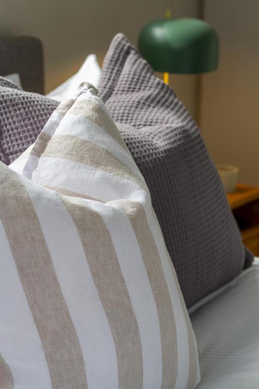 Latimer Square Luxe: 1BR w/ Sofa Bed - Resim 31