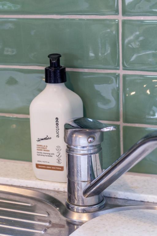 Latimer Square Luxe: 1BR w/ Sofa Bed - Resim 33