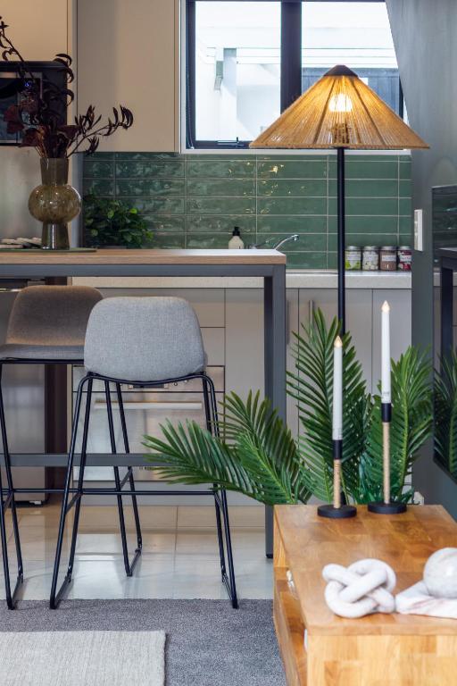 Latimer Square Luxe: 1BR w/ Sofa Bed - Resim 17