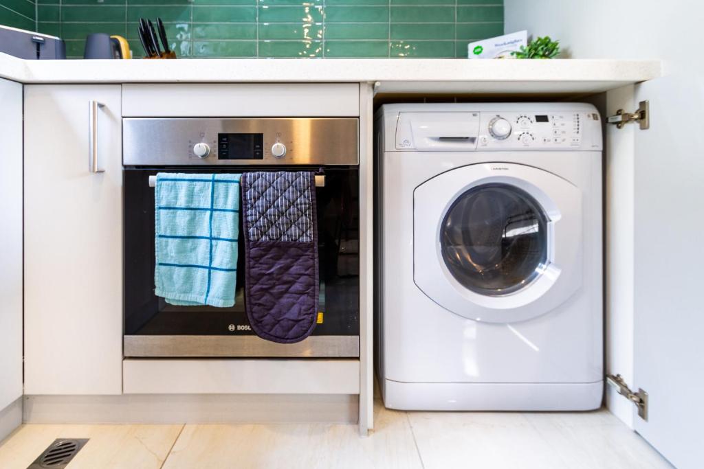 Latimer Square Luxe: 1BR w/ Sofa Bed - Resim 23