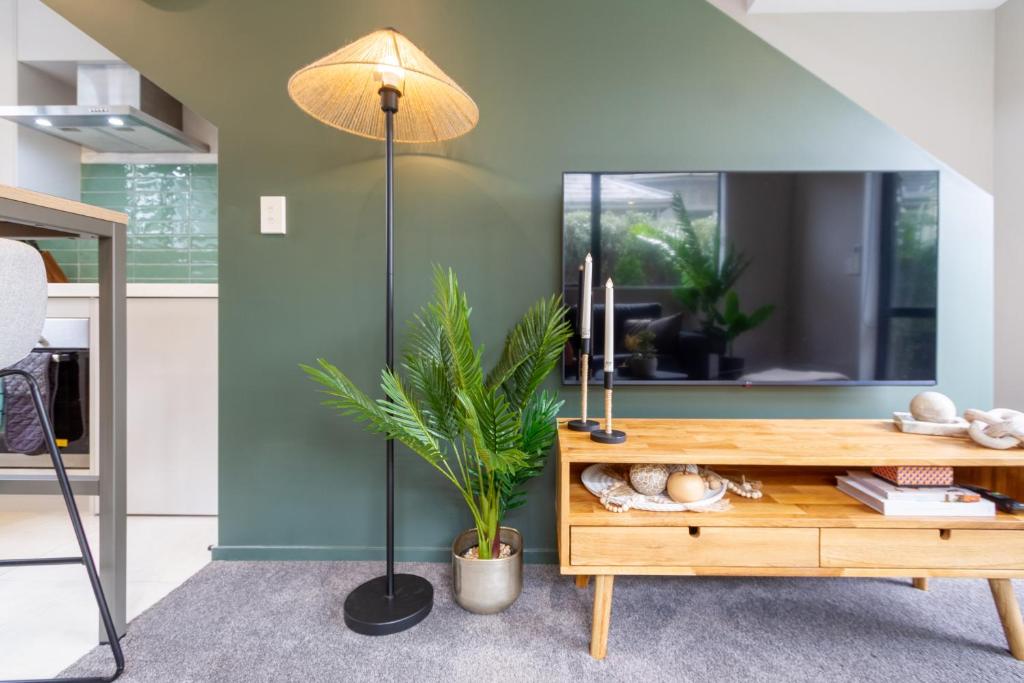 Latimer Square Luxe: 1BR w/ Sofa Bed - Resim 14